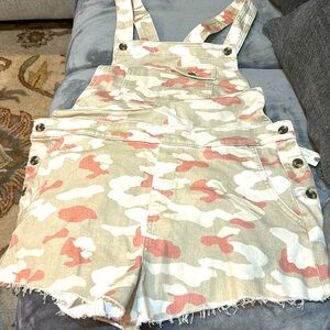 Brand new with tags Anthropologie
Camo overall shorts. Adorable!